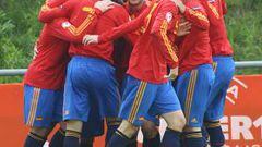 <b>ALEGRÍA. </b>Los jugadores españoles felicitan a Bernat tras el 0-1.