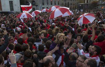 Fans of River Plate enjoy the atmosphere as they gather at Puerta del Sol Square a day before their team play against Boca Juniors in the Copa CONMEBOL Libertadores second leg final on December 08, 2018 in Madrid