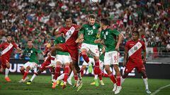 Peru's midfielder Renato Tapia (L) and Mexico's forward Santiago Gimenez (C) vie for the ball during the international friendly football match between Mexico and Peru at the Rose Bowl in Pasadena, California, on September 24, 2022. (Photo by Robyn Beck / AFP)