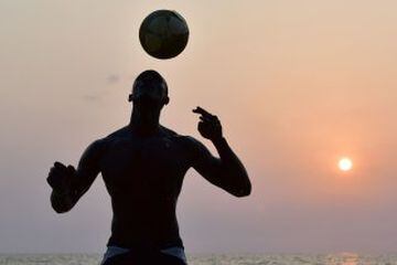 Fútbol en las playas de Libreville capital de Gabón