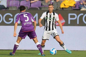 Gerard Deulofeu encara a Bonaventura, de la Fiorentina.