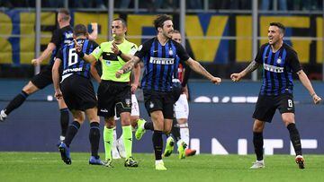 Los jugadores del Inter celebran el triunfo ante el Mil&aacute;n. 