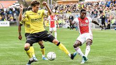 El APOEL sorprende al Ajax de un discreto Van de Beek