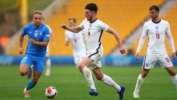 Soccer Football - UEFA Nations League - Group C - England v Italy - Molineux Stadium, Wolverhampton, Britain - June 11, 2022 Italy's Davide Frattesi in action with England's Declan Rice REUTERS/Hannah Mckay