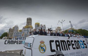Los jugadores del Real Madrid llegando a la plaza de Cibeles 