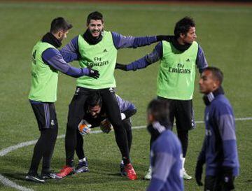 James entrena y comparte al lado de sus compañeros del Real Madrid en Yokohama.