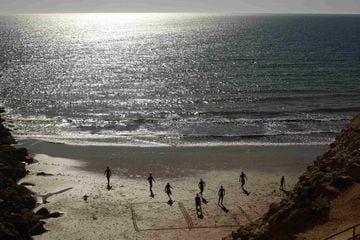 Fútbol en un rincón de la costa gaditana en España. 
