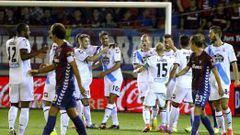 Los jugadores del Deportivo celebran el gol de Juan Dom&iacute;nguez en Ipur&uacute;a.