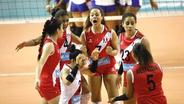 Las jugadores peruanas celebrando un punto ante Cuba en la Copa Panamericana U23 de voleibol femenino.