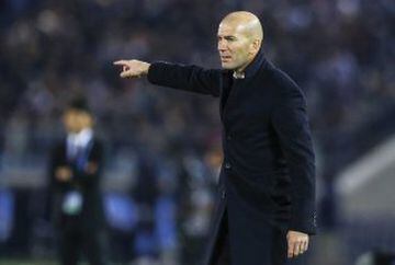 Zinedine Zidane da órdenes a sus jugadores.