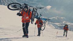 Tom&aacute;&scaron; Zejda y Ondřej Nov&aacute;k subiendo al Mera Peak (Nepal) son sus bicis de MTB.
