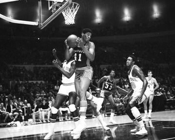 Equipos NBA: Baltimore/Capital/Washington Bullets (1968-1981). Una vez campeón, Una vez MVP, una vez MVP de las Finales, cinco veces all star (cuatro en los setenta). Promedio en su carrera NBA: 24,6 puntos, 11,2 rebotes, 3,6 asistencias y 2,6 tapones. Me