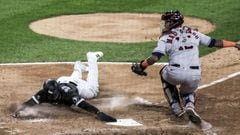Chicago (United States), 10/10/2021.- Chicago White Sox center fielder Luis Robert (L) scores behind Houston Astros catcher Martin Maldonado (R) on a base hit by Chicago White Sox catcher Yasmani Grandal in the fourth inning of game three of the Major Lea