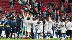 El entrenador de la Real Sociedad, Imanol, es manteado por sus jugadores para celebrar la clasificación para la Champions League. 