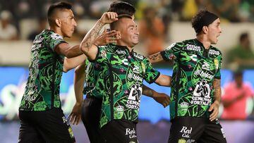 Ángel Mena festeja el gol con León durante el partido contra el Toluca