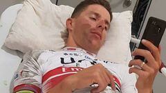 Rui Costa mira el m&oacute;vil en la camilla del hospital tras chocar con un cami&oacute;n mientras entrenaba en Portugal.