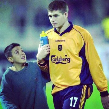 Un joven Mateo Kovacic aprovechó la visita del Liverpool a Zagreb para pedirle la camiseta a Steven Gerrard pero fue rechazado por el jugador inglés.