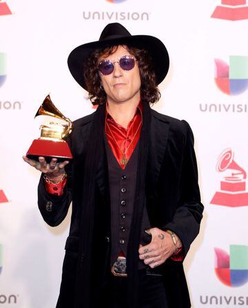 Enrique Bunbury posa con el premio al Mejor Álbum de Rock en la 19a ceremonia anual de los Premios Grammy Latinos.