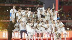 Los jugadores del Madrid alzan el trofeo conquistado en La Cartuja.