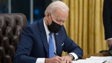 En esta foto de archivo del 2 de febrero de 2021, el presidente Joe Biden firma una orden ejecutiva sobre inmigraci&oacute;n, en la Oficina Oval de la Casa Blanca en Washington.