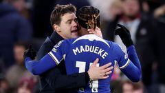 Mauricio Pochettino, entrenador del Chelsea, celebra a Noni Madueke por su gol anotado ante el Crystal Palace.
