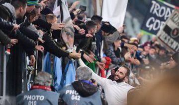 El jugador de Juventus Gonzalo Higuaín saluda a aficionados tras la victoria ante Nápolespartido de semifinales de la Copa italiana.