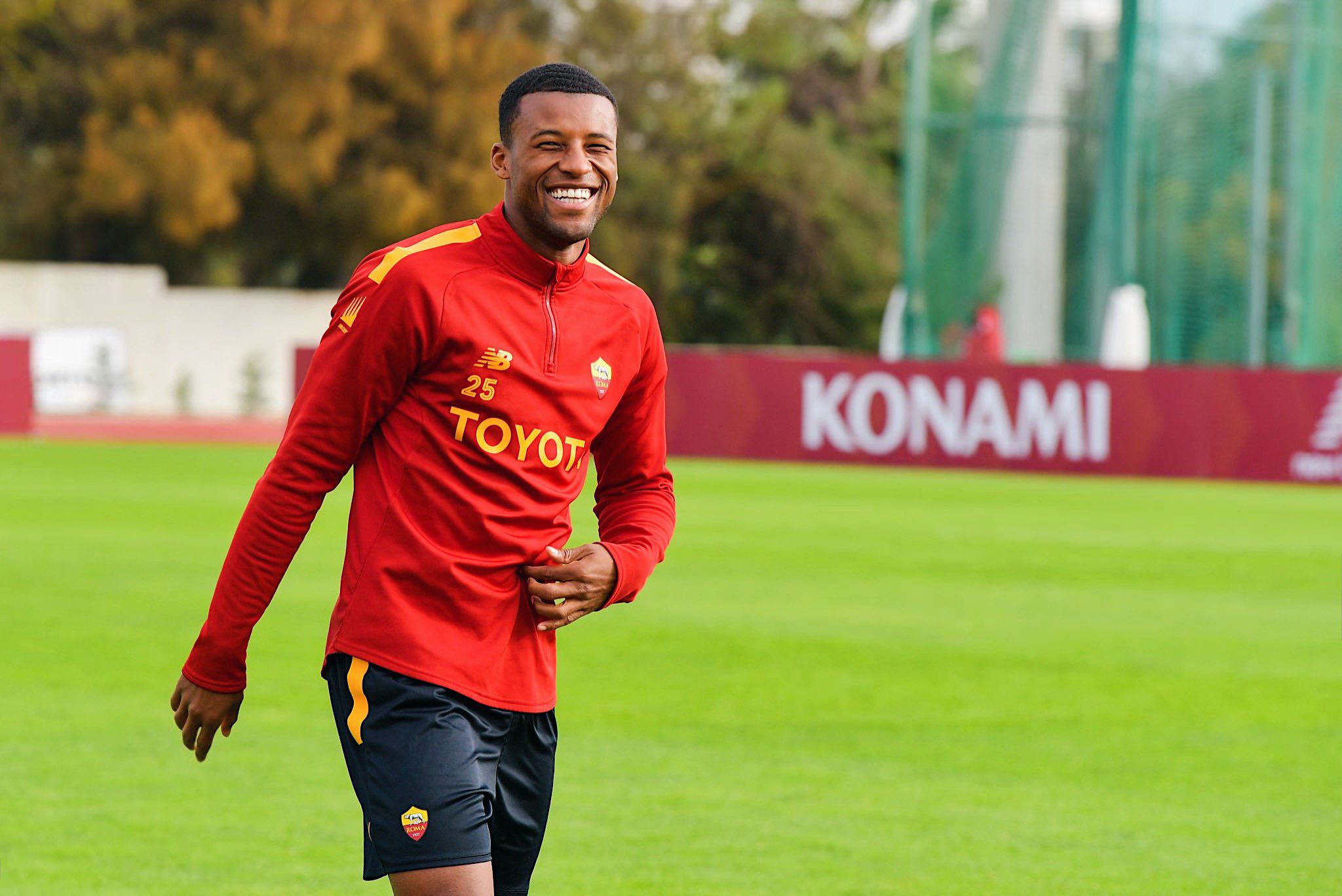 Giorginio Wijnaldum, jugador de la Roma, durante una lesión de entrenamiento.