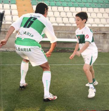 Fernando Niño y su hijo Fer juegan en el Martínez Valero, en la etapa del central en el Elche.