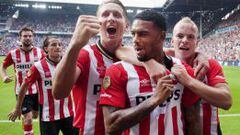 Jugadores del PSV Eindhoven celebran el triunfo sobre el Feyenoord. Guardado (segundo de izquierda a derecha) se acerca.