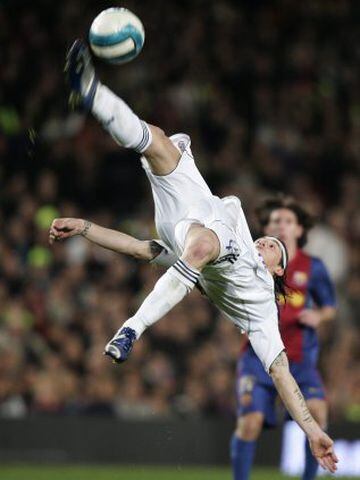 El jugador del Real Madrid remata de tijera contra el Barcelona en la temporada 06/07.