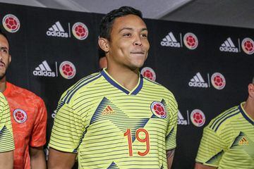 En un evento realizado en Tokyo, Japón, varios jugadores de la Selección Colombia lucieron esta nueva camiseta, la cual reemplaza a la utilizada en el Mundial de Rusia 2018.