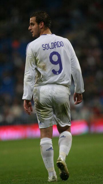 En el Castilla y en el primer equipo llevó el '9'. Además, desde su etapa en el club blanco siempre ha lucido ese dorsal excepto en el primer año en el Fenerbahce Istanbul que llevó el '99'.