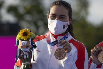 Alejandra Valencia ganó junto con Luis Álvarez la medalla de bronce por equipos en tiro con arco mixto en los Juegos Olímpicos de Tokio. En la prueba individual quedó eliminada en cuartos de final. La presea conquistada por la pareja fue la 70° en la historia de la delegación mexicana.