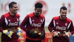 Peru&#039;s goalkeepers Pedro Gallese (C) Carlos Caceda (R) and Leao Butron (L) during a training session in Lima on October 8, 2017 ahead of their FIFA 2018 World Cup South American qualifier against Colombia, on October 10. / AFP PHOTO / ERNESTO BENAVID