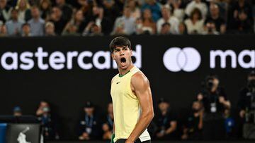 El tenista español Carlos Alcaraz celebra su victoria ante Miomir Kecmanovic en el Open de Australia 2024.