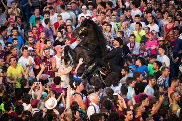La ciudad menorquina de Ciutadella vibró con los 'Jocs des Pla', una tradición que cada año aglutina a más gente en las fiestas de Sant Joan.