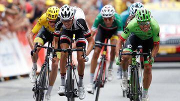 Cycling - The 104th Tour de France cycling race - The 181.5-km Stage 9 from Nantua to Chambery, France - July 9, 2017 - Team Sunweb rider Warren Barguil of France and Cannondale-Drapac rider Rigoberto Uran of Columbia sprint for victory. REUTERS/Christian