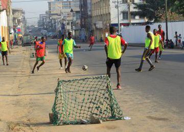 Fútbol en las calles de Liberia 
