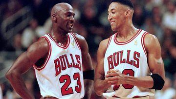 CHI08:SPORT-NBA:CHICAGO,22MAY97 - Chicago Bulls&#039; Michael Jordan (L) and Scottie Pippen take a breather and smile as the fourth quarter of the NBA Eastern Conference Finals game against the Miami Heat winds down, in Chicago, May 22. Chicago won the ga