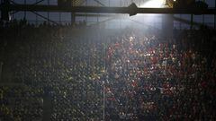 Aficionados del Dortmund y el M&oacute;naco en el partido de ida de cuartos de final disputado en el Signal Iduna Park.