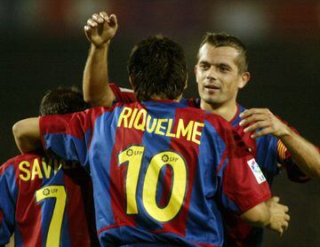 El jugador argentino vistió la camiseta del Barcelona tan sólo una temporada, la 02/03, y llevó el '10'. 