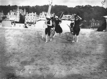 Un grupo de mujeres llegan a la playa dispuestas a pasar el día en 1900.