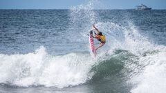 El surfista Hans Odriozola tirando un a&eacute;reo en una ola de El Salvador, durante el Surf City El Salvador ISA World Junior Surfing Championship 2022.