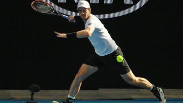 Andy Murray  devuelve una bola a Sam Querrey durante el partido de tercera ronda que ambos han disputado en el Open de Australia.