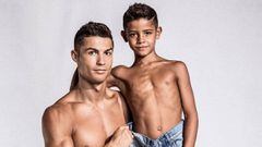 Cristiano Ronaldo y su hijo mayor, Cristiano Ronaldo Junior, en una imagen promocional de la l&iacute;nea de ropa para ni&ntilde;os, CR7 Junior. 