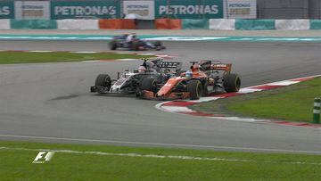 Magnussen y Alonso en el GP de Malasia. 
