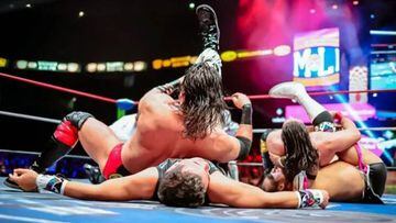 Momento en que Ángel de Oro cubre a Dulce Gardenia en el ring de la Arena México.