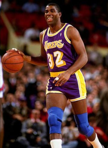 Camiseta púrpura y oro y Magic Johnson. Todo aficionado de Lakers debería ser feliz viendo esta foto. Con el tiempo perdieron la sombra detrás del número pero conservaron la 'esencia'.