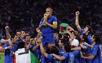 En Alemania llegaron a la final Italia y Francia. Empataron a uno y la azzurra ganó en los penaltis. Zidane se despedía en este Mundial, y lo hizo por la puerta de atrás al ser expulsado por un brutal cabezazo a Materazzi. Cannavaro fue el encargado de levantar la Copa del Mundo.