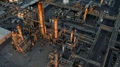 FILE PHOTO: A general view of the Phillips 66 Company&#039;s Los Angeles Refinery, which processes domestic &amp; imported crude oil into gasoline, aviation and diesel fuels, at sunset in Carson, California, U.S., March 11, 2022. Picture taken March 11, 2
